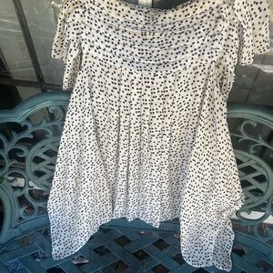 Sophie Max cream short sleeve shirt w/ black hearts and asymmetrical waistline
